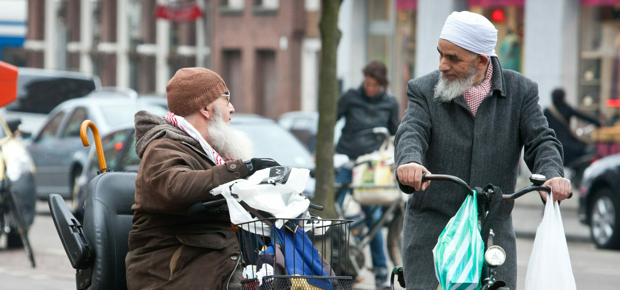 Twee oudere marokkaanse heren scootmobiel en fiets