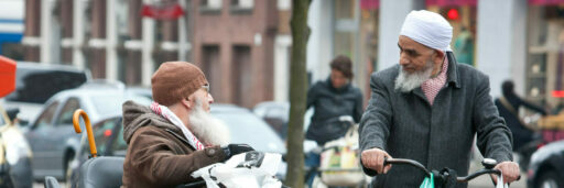 Twee oudere marokkaanse heren scootmobiel en fiets